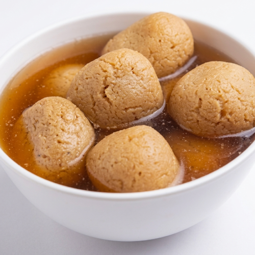 Authentic Nolen Gurer Rosogolla – Soft Bengali Sweet with Date Palm Jaggery